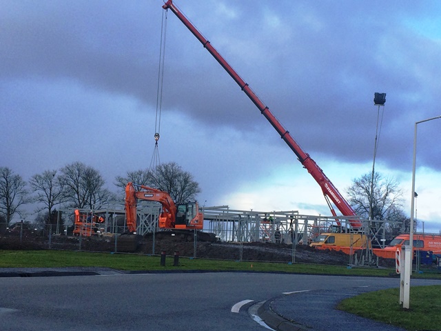 Een deel van de verdiepingsvloer wordt aangebracht op het in aanbouw zijnde Centrum Veilig Wonen