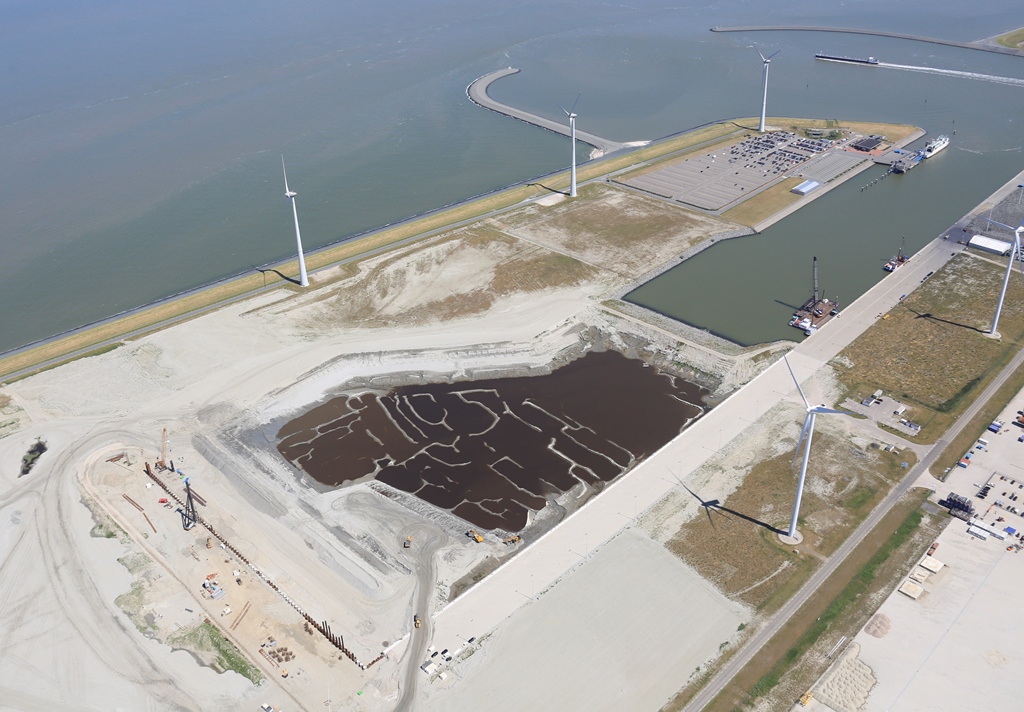 Overzicht van de werkzaamheden aan de Beatrixhaven met linksonder de in aanbouw zijnde zware lading kade