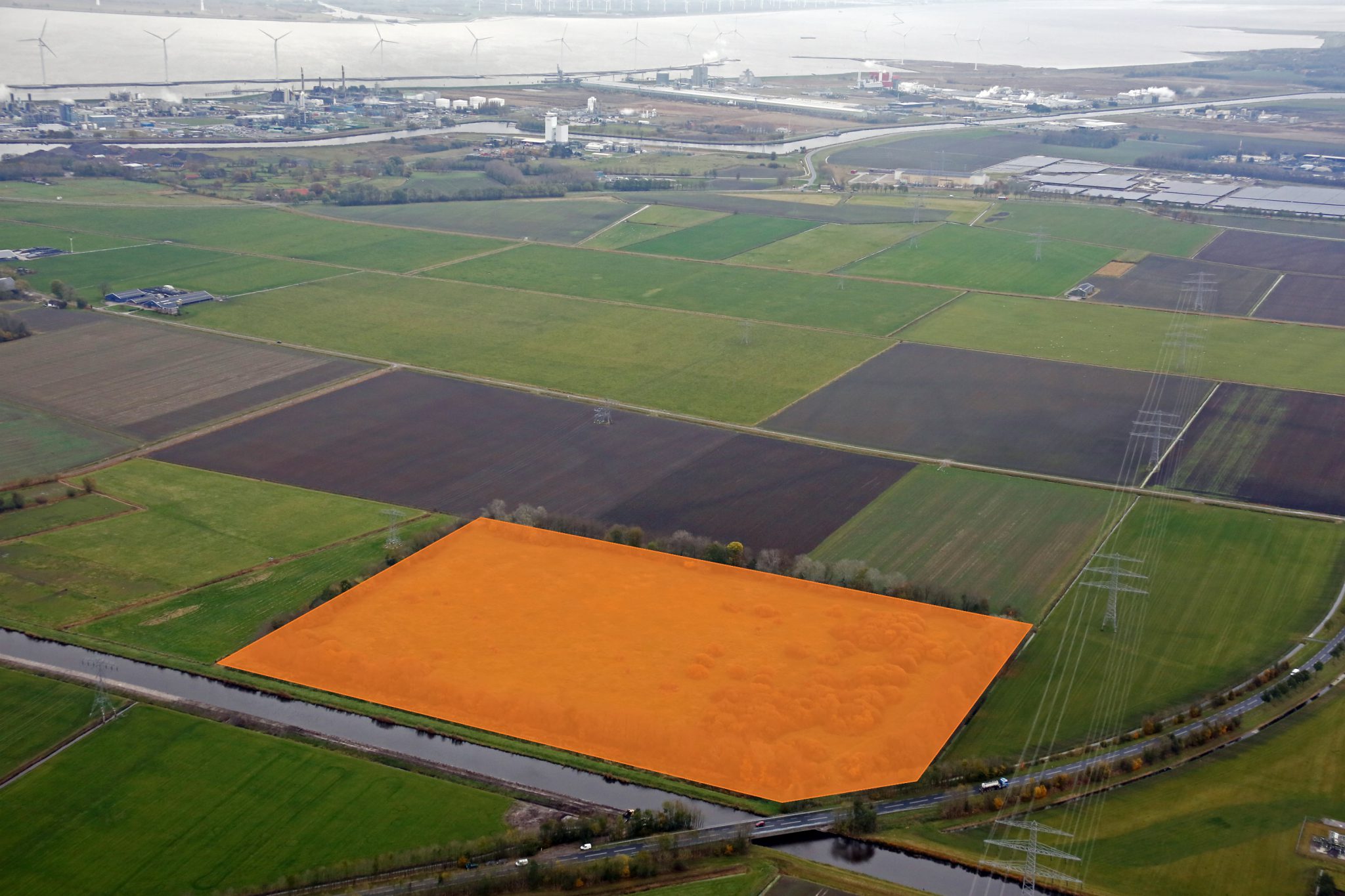 Zonnepark Geefsweer langs de N362 tussen de N33 (bij Fivelpoort) en de rotonde bij ESD. Rechtsboven is het in aanbouw zijnde zonnepark Sunport Delfzijl zichtbaar en op de achtergrond het industriegebied Delfzijl.