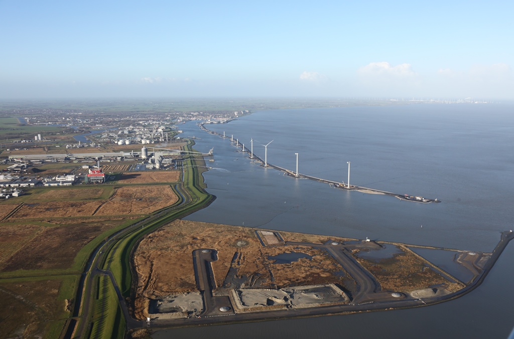 Windpark Delfzijl Noord in aanbouw met op de voorgrond de Pier van Oterdum bij Delfzijl, waar vanaf maandag 19 januari de windturbines opgericht gaan worden